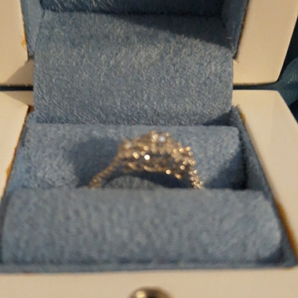 Vera Wang diamond engagement ring. Very rare! - Picture 2 of 7